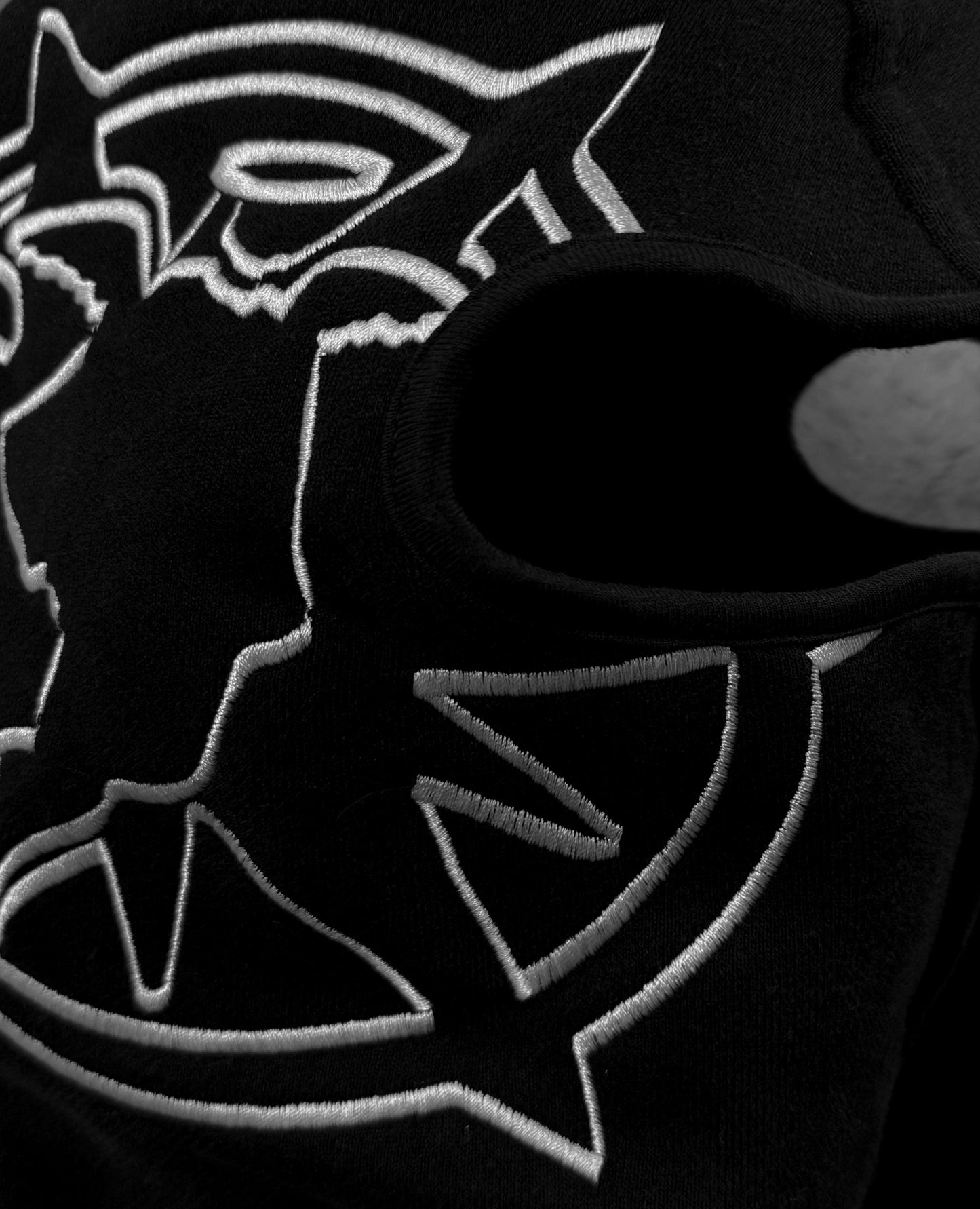 Zippé Fov – Noir